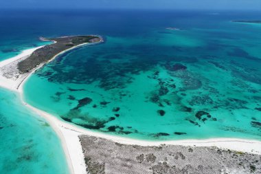 Karayip Denizi, Los Roques: mavi deniz ve paradisiac Adaları seyahat tatil. Rüya. Tatil tropikal. Tropikal seyahat. Büyük plaj sahne. Güzel manzara. Sahne seyahat. Tatil sahne. Issız kumsallar. Huzur, rekreasyon sahne.