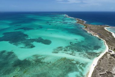 Karayip Denizi, Los Roques: mavi deniz ve paradisiac Adaları seyahat tatil. Rüya. Tatil tropikal. Tropikal seyahat. Büyük plaj sahne. Güzel manzara. Sahne seyahat. Tatil sahne. Issız kumsallar. Huzur, rekreasyon sahne.