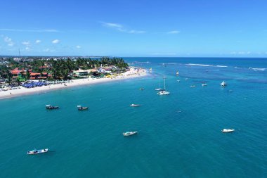 Porto de Galinhas'ın Beach, Pernambuco, Brezilya Hava görünümünü: Yüzme fishs doğal havuzlarda ile deneyim. Tatil seyahat. Tatil tropikal. Tropikal seyahat. Büyük plaj sahne. Güzel manzara. Sahne seyahat. Tatil sahne.