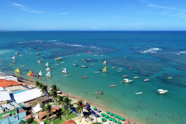 Porto de Galinhas'ın Beach, Pernambuco, Brezilya Hava görünümünü: Yüzme fishs doğal havuzlarda ile deneyim. Tatil seyahat. Tatil tropikal. Tropikal seyahat. Büyük plaj sahne. Güzel manzara. Sahne seyahat. Tatil sahne.