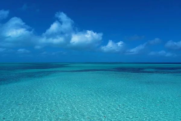 加勒比海 洛斯罗克斯 在蓝色的海洋和天堂岛的度假旅行 热带度假 热带旅行 美丽的海滩风光 美丽的风景 旅游风景 度假的风景 被遗弃的海滩 — 图库照片