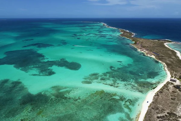 カリブ海 Roques 青い海と夜の島の旅行の休暇します 熱帯の休暇 熱帯旅行 素晴らしいビーチの風景です 美しい風景です 旅行の風景 休暇の景色 人けのないビーチ — ストック写真