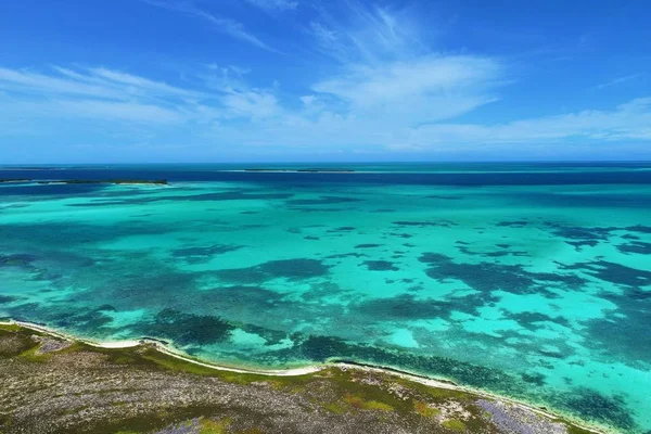 カリブ海 Roques 青い海と夜の島の旅行の休暇します 熱帯の休暇 熱帯旅行 素晴らしいビーチの風景です 美しい風景です 旅行の風景 休暇の景色 人けのないビーチ — ストック写真