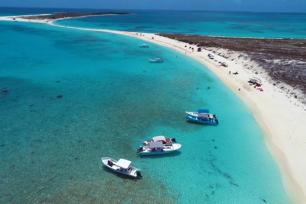 加勒比海 洛斯罗克斯 在蓝色的海洋和天堂岛的度假旅行 热带度假 热带旅行 美丽的海滩风光 美丽的风景 旅游风景 度假的风景 被遗弃的海滩 — 图库照片