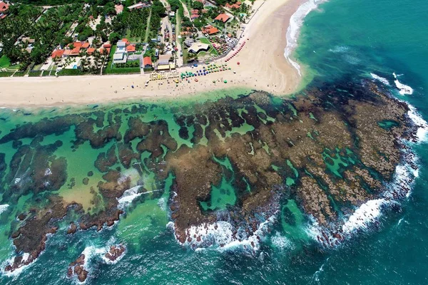 Cupe のビーチ ポルト ガリーニャス ブラジル Fishs 自然のプールでの水泳のユニークな体験です 完璧な旅 休暇旅行 熱帯の休暇 — ストック写真