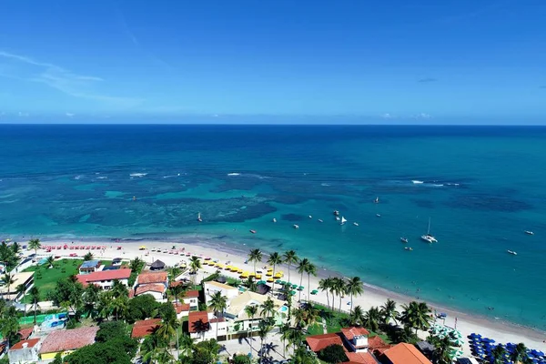 Porto de Galinhas'ın Beach, Pernambuco, Brezilya Hava görünümünü: Yüzme fishs doğal havuzlarda ile deneyim. Tatil seyahat. Tatil tropikal. Tropikal seyahat. Büyük plaj sahne. Güzel manzara. Sahne seyahat. Tatil sahne.