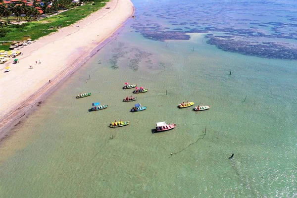 Havadan görünümü Sao Miguel DOS Milagres Beach, Alagoas, Brazil: Yüzme ile fishs doğal havuzlarda benzersiz deneyimi. Harika tatil seyahat. Büyük plaj sahnesi. Güzel manzara. Mumlar, Yelkenliler, sallar, limandaki tekneler! Büyük sahne!