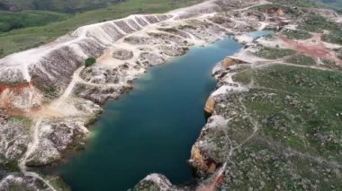 Güzel manzara, Minas Gerais, Brezilya ile Capitolio taş ocağında hava görünümünü. Furnas'ın Barajı. Turizm noktası. Tropikal seyahat. Seyahat hedef.