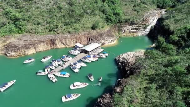 卡皮托利奥蓝色泻湖的鸟图与美丽的风景 巴西米纳斯吉拉斯州卡皮托利奥熔炉的大坝 热带旅行 旅行目的地 度假旅行 — 图库视频影像