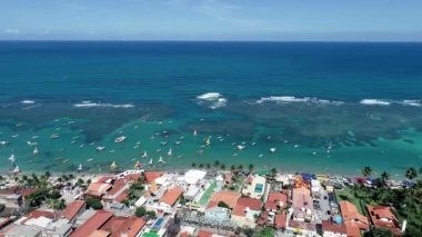 Porto de Galinhas Beach, Pernambuco, Brezilya Hava görünümünü: Yüzme ile fishs doğal havuzlarda benzersiz deneyimi. Harika tatil seyahat. Büyük plaj sahnesi. Güzel manzara. Mumlar, Yelkenliler, sallar, limandaki tekneler! Büyük sahne!