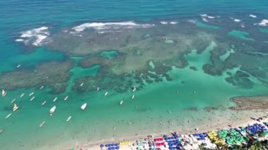 Porto de Galinhas Beach, Pernambuco, Brezilya Hava görünümünü: Yüzme ile fishs doğal havuzlarda benzersiz deneyimi. Harika tatil seyahat. Büyük plaj sahnesi. Güzel manzara. Mumlar, Yelkenliler, sallar, limandaki tekneler! Büyük sahne!