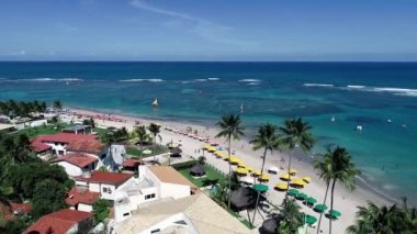 Porto de Galinhas Beach, Pernambuco, Brezilya Hava görünümünü: Yüzme ile fishs doğal havuzlarda benzersiz deneyimi. Harika tatil seyahat. Büyük plaj sahnesi. Güzel manzara. Mumlar, Yelkenliler, sallar, limandaki tekneler! Büyük sahne!