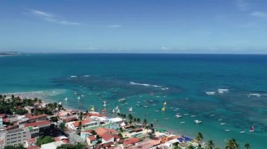 Porto de Galinhas Beach, Pernambuco, Brezilya Hava görünümünü: Yüzme ile fishs doğal havuzlarda benzersiz deneyimi. Harika tatil seyahat. Büyük plaj sahnesi. Güzel manzara. Mumlar, Yelkenliler, sallar, limandaki tekneler! Büyük sahne!