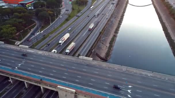 Вид Воздуха Автостраду Пейзаж Реки Тиете Машины Автобусы Грузовики Дороге — стоковое видео