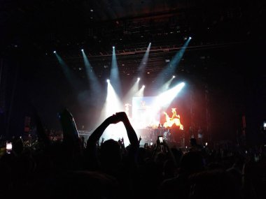 Müzik festivalinde Halksilueti. Büyük renkli sahne. Seyahat, tatil, eğlence, müzik, karnaval.