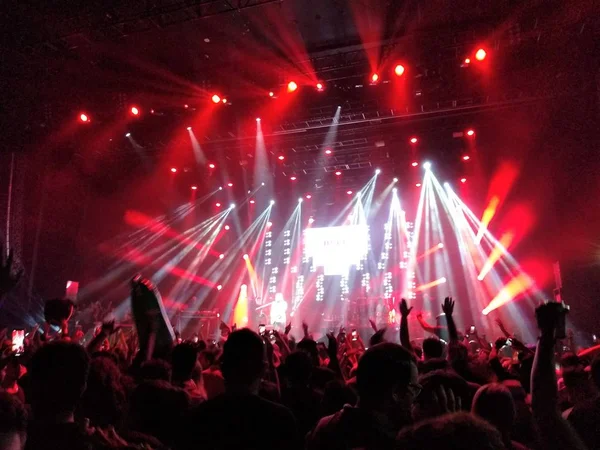Müzik festivalinde Halksilueti. Büyük renkli sahne. Seyahat, tatil, eğlence, müzik, karnaval.