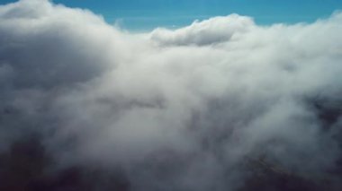 Mavi bir gökyüzü ile bulutların üzerinde uçan. Özgürlük, İlham, Barış, Soyut. Büyük manzara.