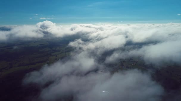 青空で雲の上を飛ぶ インスピレーション 抽象的 素晴らしい風景 — ストック動画