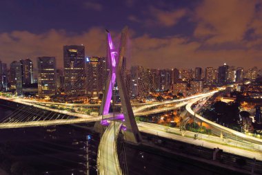 Estaiada Köprüsü hava gece görünümü. Sao Paulo, Brezilya. İş Merkezi. Finans Merkezi. Harika bir manzara. Ünlü kablo-Sao Paulo köprü kaldı.