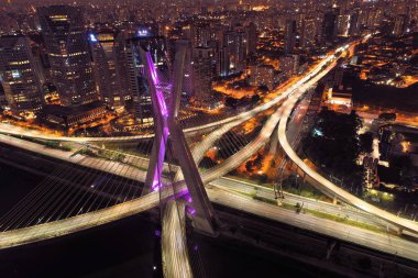 Estaiada Köprüsü hava gece görünümü. Sao Paulo, Brezilya. İş Merkezi. Finans Merkezi. Harika bir manzara. Ünlü kablo-Sao Paulo köprü kaldı.