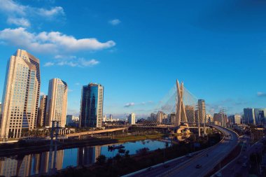 Sao Paulo şehir, Brezilya gün batımı havadan görünümü. Harika bir gün batımı sahnesi. Harika bir manzara. İş şehri. Ünlü kablo-şehir Köprüsü kaldı.