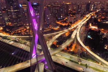 Kablo-köprü havadan görünümü kaldı. Sao Paulo, Brezilya. İş Merkezi. Finans Merkezi. Harika bir manzara. İş şehri. Gece hayatı. İş seyahati. Seyahat destinasyonu.