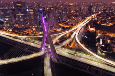 Estaiada 'nın köprü gecesi havadan görünümü. Sao Paulo, Brezilya. İş Merkezi. Finans Merkezi. Harika bir manzara. İş seyahati. Seyahat destinasyonu.