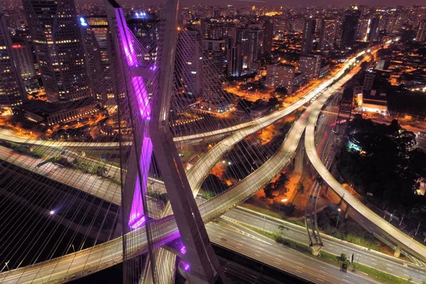 Kablo-köprü havadan görünümü kaldı. Sao Paulo, Brezilya. İş Merkezi. Finans Merkezi. Harika bir manzara. İş şehri. Gece hayatı. İş seyahati. Seyahat destinasyonu.