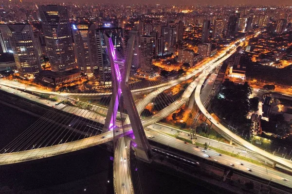 Estaiada 'nın köprü gecesi havadan görünümü. Sao Paulo, Brezilya. İş Merkezi. Finans Merkezi. Harika bir manzara. İş seyahati. Seyahat destinasyonu.