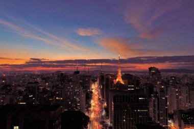Paulista caddesinde gün batımının havadan görünümü, Sao Paulo, Brezilya. Harika gün batımı sahnesi. Muhteşem manzara. İş şehri. İş seyahati. İş konsepti. Gün batımı koleksiyonu. Renklerin patlaması. Alacakaranlık gökyüzü. Akşam gökyüzü.