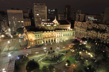 Sao Paulo Belediye Tiyatrosu havadan görünümü, Brezilya. Muhteşem manzara. Şehir manzarası. Gece manzarası. Şehrin Simgesel Yapı.