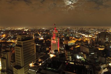Santander'in Deniz Feneri hava manzarası. Banespa'nın bankası. Sao Paulo, Brezilya merkezinde turizm noktası tam olarak. Harika bir gece manzarası. Sao Paulo şehir manzarası.