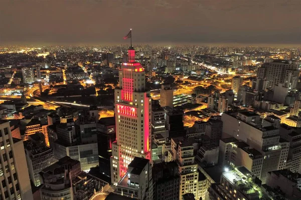 Santander'in Deniz Feneri hava manzarası. Banespa'nın bankası. Sao Paulo, Brezilya merkezinde turizm noktası tam olarak. Harika bir gece manzarası. Sao Paulo şehir manzarası.