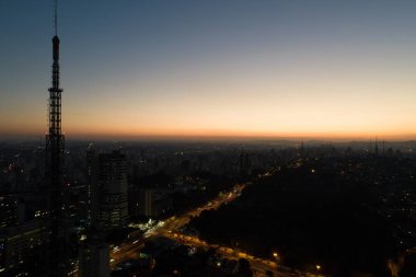 Sao Paulo, Brezilya'da gün batımı havadan görünümü. Harika bir manzara. Ufuk çizgisinde renklerin patlaması. İş seyahati. Seyahat hedefi.
