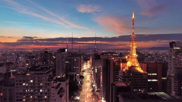 Paulista Avenue, Soo Paulo, Brezilya gün batımı havadan görünümü. Dusk 'in manzarası. Şehir merkezi sahne. Şehir Landmark, Heart of Soo Paulo. Renkli gökyüzü.