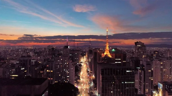 巴西圣保罗保利斯塔大道上日落的鸟瞰图 黄昏的风景 市中心的场景城市的地标 圣保罗的心脏 彩色天空 — 图库照片