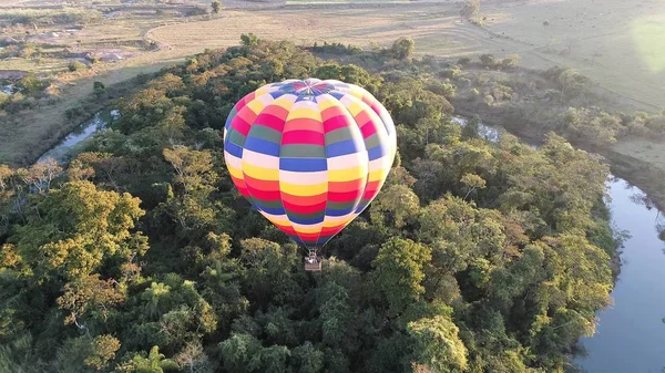 Bunte Heißluftballons Fliegen Über Land Und Fluss Tolle Landschaft — Stockfoto