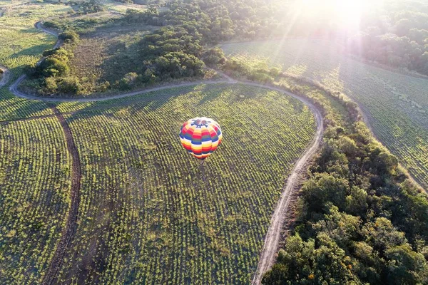 Bunte Heißluftballons Fliegen Über Land Und Fluss Tolle Landschaft — Stockfoto