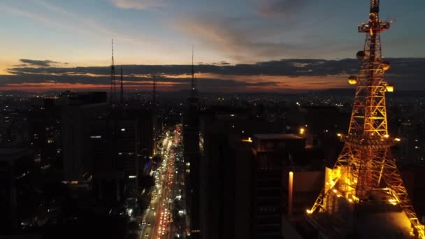 夜间城市的鸟瞰图 伟大的风景 著名的保利斯塔大道 圣保罗 美丽的黄昏风景 — 图库视频影像