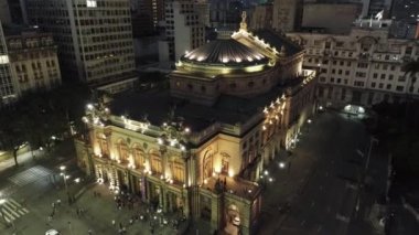 Sao Paulo Belediye Tiyatrosu havadan görünümü, Brezilya. Muhteşem manzara. Şehir manzarası. Gece manzarası. Şehrin Simgesel Yapı.
