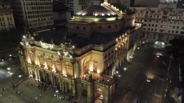 Sao Paulo Belediye Tiyatrosu havadan görünümü, Brezilya. Muhteşem manzara. Şehir manzarası. Gece manzarası. Şehrin Simgesel Yapı.
