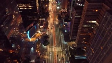 Geceleri şehrin havadan görünümü. Harika bir manzara. Ünlü Paulista Avenue, Sao Paulo, Brezilya. Güzel alacakaranlık manzarası.