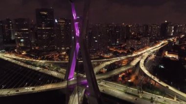 Estaiada'nın gece köprü hava manzarası. Sao Paulo, Brezilya. İş merkezi. Finans Merkezi. Harika bir manzara. Sao Paulo ünlü kablo-kaldı köprü. Şehrin simgesi. Gece manzarası.