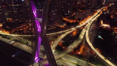 Estaiada'nın gece köprü hava manzarası. Sao Paulo, Brezilya. İş merkezi. Finans Merkezi. Harika bir manzara. Sao Paulo ünlü kablo-kaldı köprü. Şehrin simgesi. Gece manzarası.