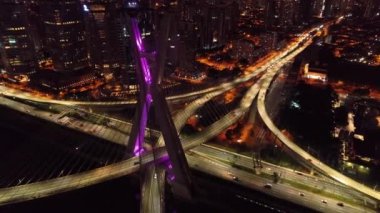 Estaiada'nın gece köprü hava manzarası. Sao Paulo, Brezilya. İş merkezi. Finans Merkezi. Harika bir manzara. Sao Paulo ünlü kablo-kaldı köprü. Şehrin simgesi. Gece manzarası.