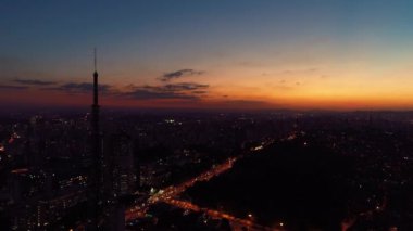 Sao Paulo, Brezilya'da gün batımının havadan görünümü. Alacakaranlık manzarası. Şehir merkezinin sahnesi. Şehrin simgesi, Renkli gökyüzü.