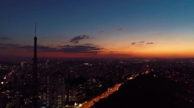 Sao Paulo, Brezilya'da gün batımı havadan görünümü. Harika bir manzara. Ufuk çizgisinde renklerin patlaması. Doktor Arnaldo Bulvarı. İş şehri. Seyahat yeri. İş seyahati.