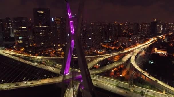 夜のエスタイダの橋の空中眺め ブラジル サンパウロ ビジネスセンター金融センター素晴らしい風景 サンパウロの有名なケーブルステイ橋 街のランドマーク 夜の風景 — ストック動画