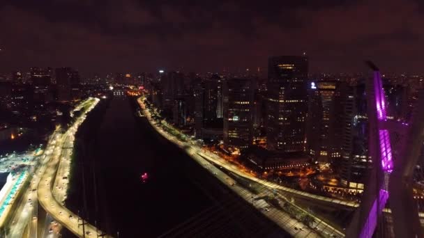 夜のエスタイダの橋の空中眺め ブラジル サンパウロ ビジネスセンター金融センター素晴らしい風景 サンパウロの有名なケーブルステイ橋 街のランドマーク 夜の風景 — ストック動画