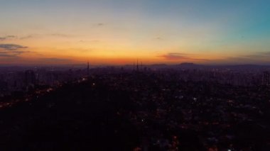 Sao Paulo, Brezilya'da gün batımının havadan görünümü. Alacakaranlık manzarası. Şehir merkezinin sahnesi. Şehrin simgesi, Renkli gökyüzü.